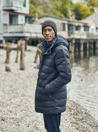 Lange Winterjacke Herren blau gesteppt mit Kapuze und Zwei-Wege-Reißverschluss